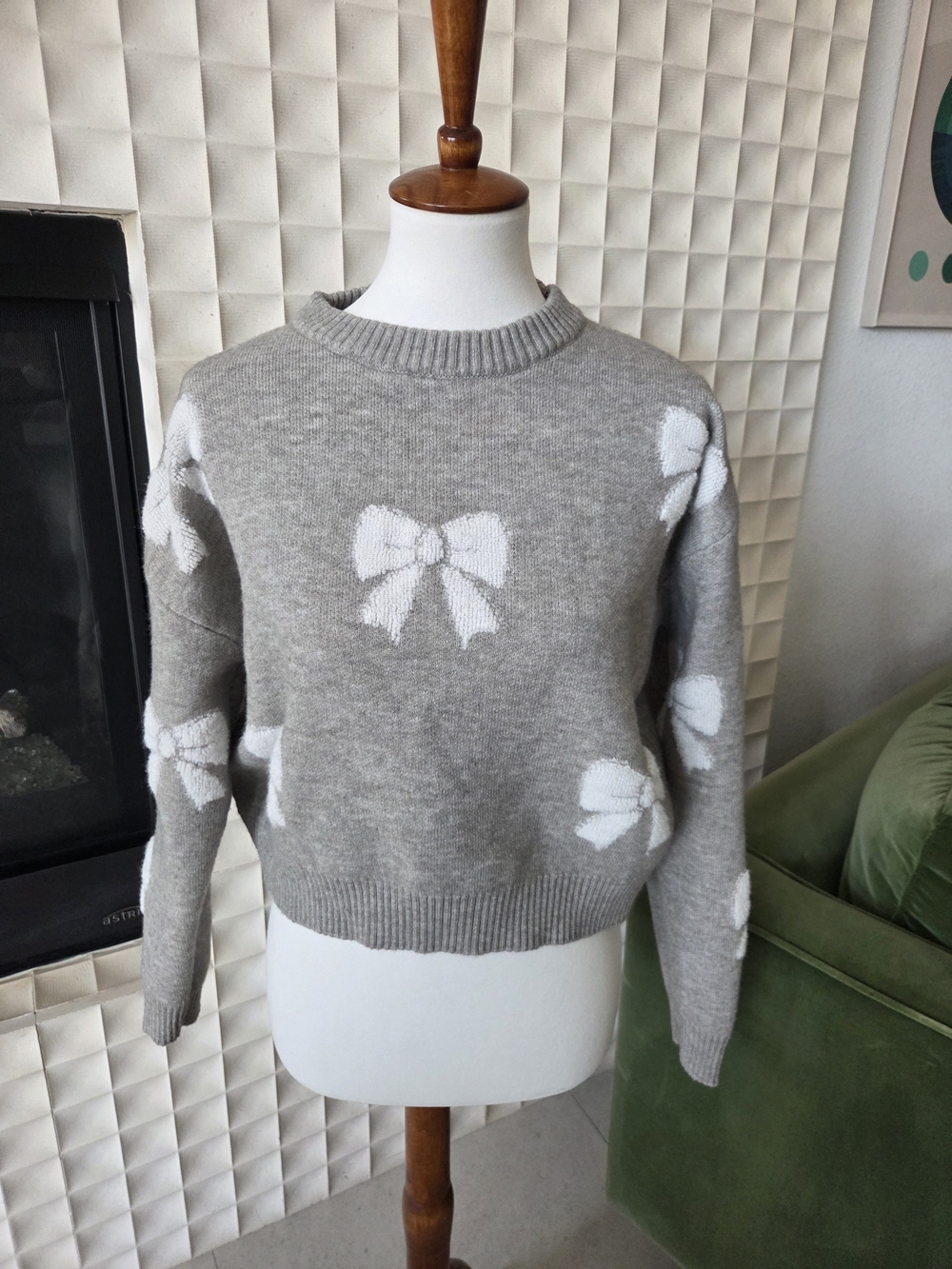 Harper & Ivy Gray Crewneck Pullover Cropped Sweater White Bow Print, Medium